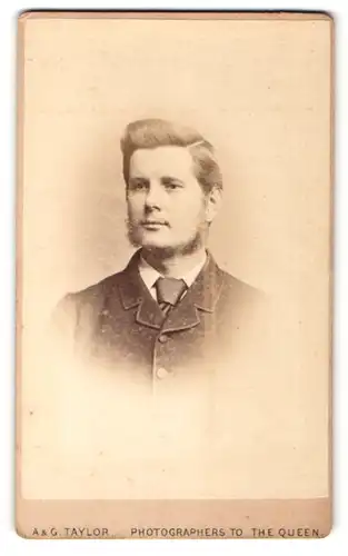 Fotografie A. & G. Taylor, London, Portrait junger Mann im Anzug