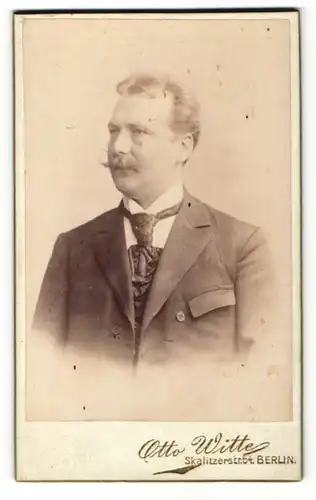 Fotografie Otto Witte, Berlin, Portrait blonder elegant gekleideter Herr mit Schnurrbart