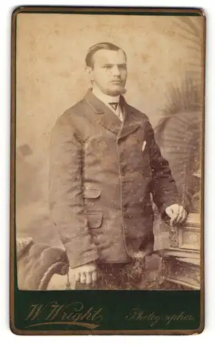 Fotografie W. Wright, London, Portrait stattlicher junger Mann im grauen Jackett