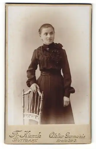 Fotografie Fr. Kienzle, Stuttgart, Portrait wunderschönes Fräulein im schwarzen gerüschten Kleid