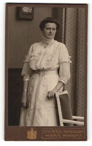 Fotografie Otto Hertel, Freiberg i. S., Portrait dunkelhaarige Schönheit im weissen bestickten Kleid