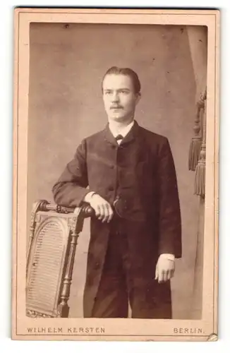 Fotografie Wilhelm Kersten, Berlin, Portrait charmanter junger Mann im Anzug