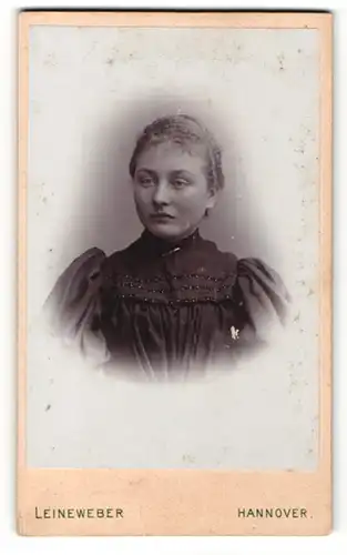 Fotografie Georg Leineweber, Hannover, Portrait blonde hübsche Dame in prachtvoll gerüschter Bluse