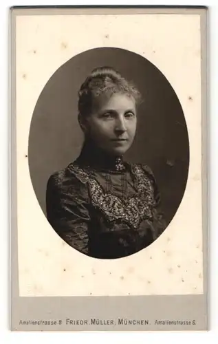 Fotografie Friedr. Müller, München, Portrait charmant blickende Dame in bestickter Bluse