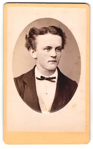 Fotografie Franz Schuen, Amberg, junger Mann mit gescheiteltem Haar und schmaler Fliege