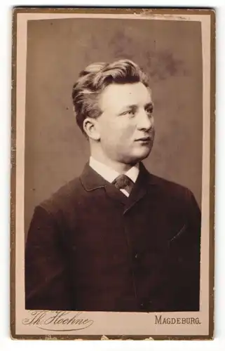 Fotografie Th. Hoehne, Magdeburg, Portrait blonder junger Mann im eleganten Jackett