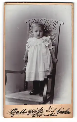 Fotografie Atelier Herzfeld, Dresden-A., Portrait niedliches kleines Mädchen im weissen Rüschenkleidchen