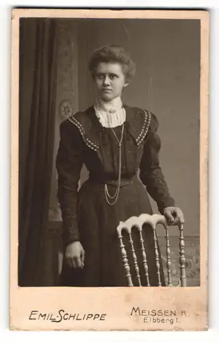Fotografie Emil Schlippe, Meissen, Portrait wunderschönes Fräulein im bestickten Kleid