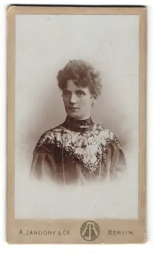 Fotografie A. Jandorf & Co., Berlin, Portrait Dame mit zeitgenöss. Frisur