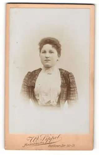 Fotografie W. Sippel, Magdeburg, Portrait junge Dame mit zusammengebundenem Haar