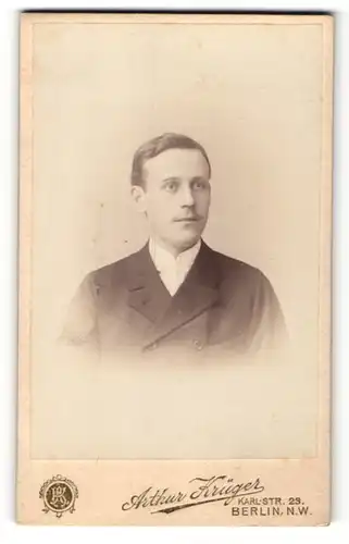 Fotografie Arthur Krüger, Berlin-NW, Portrait junger Herr in festlicher Kleidung