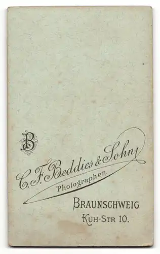 Fotografie C. F. Beddies & Sohn, Braunschweig, Portrait Mädchen mit zusammengebudenem Haar