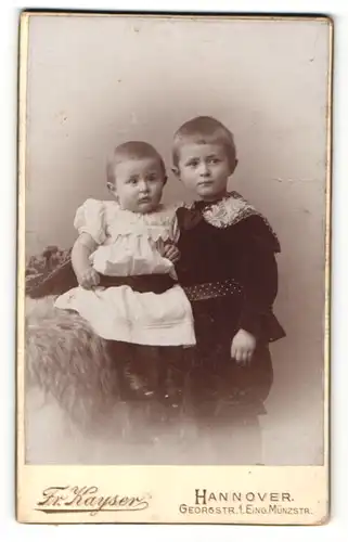 Fotografie Fr. Kayser, Hannover, Portrait Kleinkind und älterer Bruder
