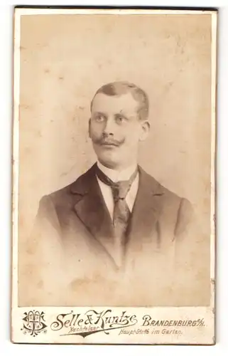 Fotografie Selle & Kuntze, Brandenburg a/H, Portrait junger Herr in Anzug mit Krawatte