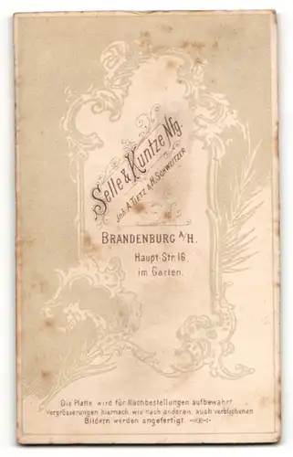 Fotografie Selle & Kuntze, Brandenburg a/H, Portrait junger Herr in Anzug mit Krawatte