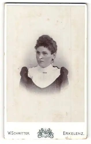 Fotografie W. Schmitter, Erkelenz, Portrait junge Frau mit zusammengebundenem Haar