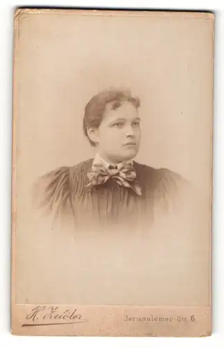 Fotografie H. Zeidler, Berlin-SW, Portrait junge Frau mit zusammengebundenem Haar