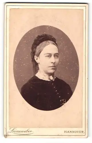 Fotografie Leineweber, Hannover, Portrait Dame mit Kopfputz