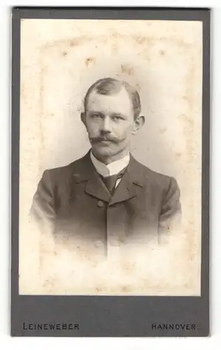 Fotografie Leineweber, Hannover, Portrait charmanter Herr im Anzug mit Krawatte und Schnauzbart