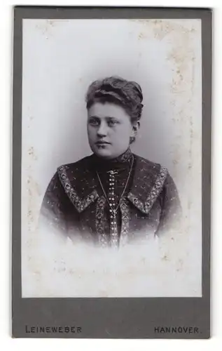 Fotografie Leineweber, Hannover, Portrait junge Dame im hübschen Kleid mit Hochsteckfrisur