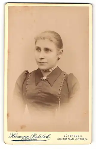 Fotografie Hermann Rohrbeck, Jüterbog, Portrait junge Dame mit zurückgebundenem Haar und Kragenbrosche