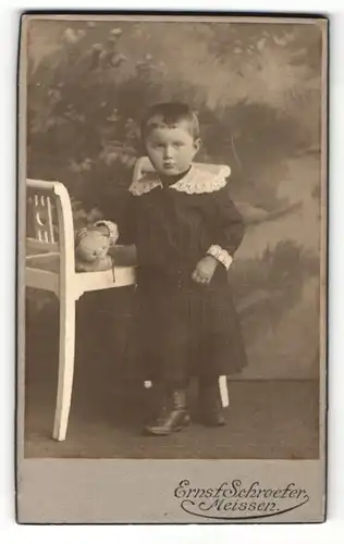 Fotografie Ernst Schroeter, Meissen, Portrait kleines Mädchen im hübschen Kleid mit Stofftier