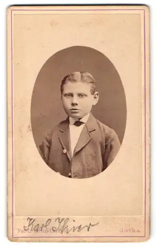 Fotografie Ferd. Grundmann, Gotha, Portrait kleiner Junge in zeitgenössischer Kleidung mit Fliege