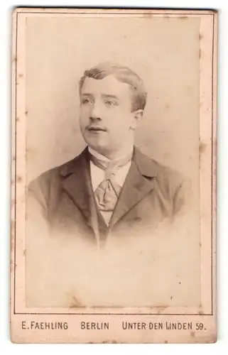 Fotografie E. Faehling, Berlin, Portrait junger Herr in Anzug mit Krawatte