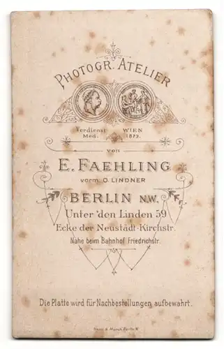 Fotografie E. Faehling, Berlin, Portrait junger Herr in Anzug mit Krawatte
