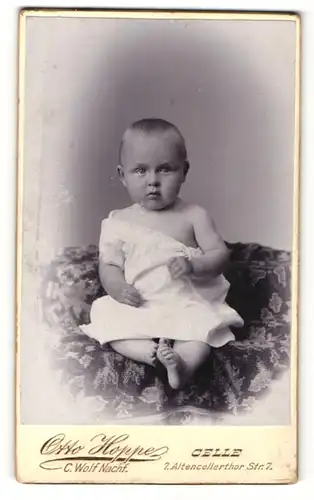 Fotografie Otto Hoppe, Celle, Portrait Säugling in Leibchen