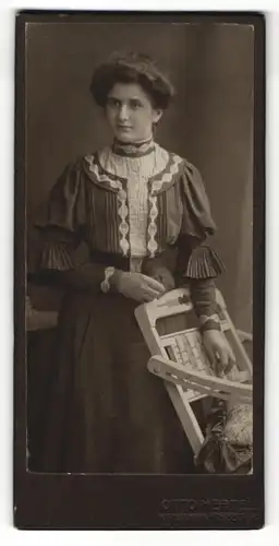 Fotografie Otto Hertel, Freiberg i. S., Portrait brünette junge Schönheit im bestickten Kleid