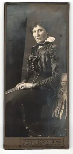 Fotografie W. König, Hannover, Portrait dunkelhaarige Dame in gestreifter Bluse