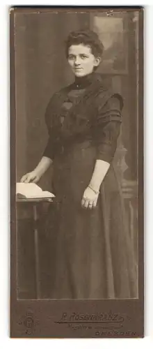 Fotografie R. Rosenkranz, Dresden, Portrait dunkelhaarige Dame in besticktem Kleid