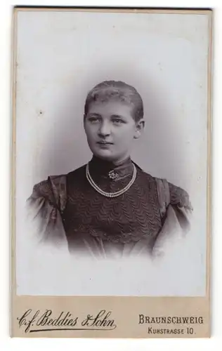 Fotografie C. F. Beddies & Sohn, Braunschweig, Portrait Fräulein mit zusammengebundenem Haar