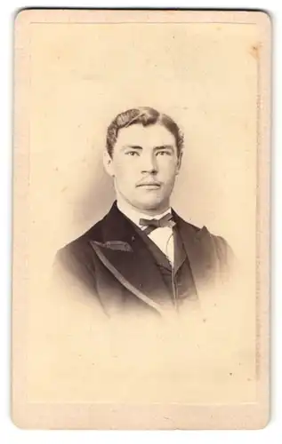Fotografie O. Sonnemann, Goslar, Portrait junger Herr mit zurückgekämmtem Haar