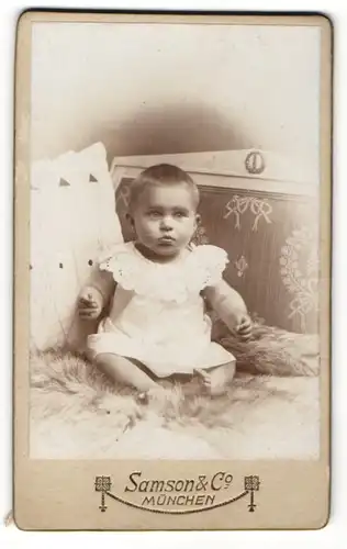 Fotografie Samson & Co., München, Portrait Säugling in Leibchen