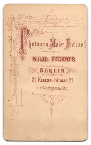 Fotografie W. Fechner, Berlin, Portrait bürgerliches Paar in eleganter Kleidung