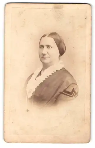Fotografie Wilhelm Grundner, Berlin, Portrait bürgerliche Dame in hübscher Kleidung mit Kragenbrosche