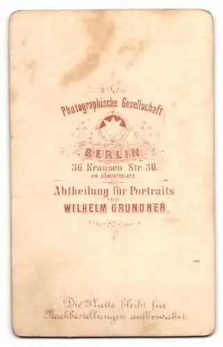 Fotografie Wilhelm Grundner, Berlin, Portrait bürgerliche Dame in hübscher Kleidung mit Kragenbrosche