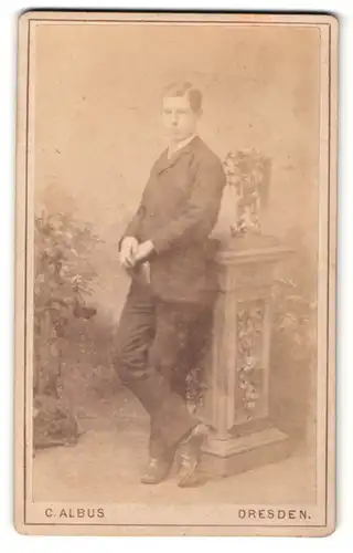 Fotografie C. Albus, Dresden, Portrait Junge im Anzug an einer Säule