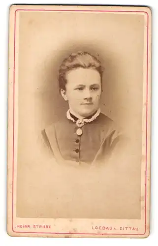 Fotografie Heinr. Strube, Loebau, Portrait junge Dame mit Hochsteckfrisur