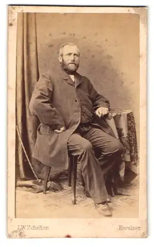 Fotografie J.W. Schellen, Kevelaer, Portrait Herr mit Bart auf einem Stuhl