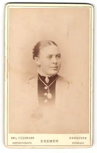 Fotografie Emil Tiedemann, Hannover, Portrait bürgerliche mit Halskette & Hochstekfrisur