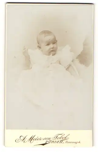 Fotografie A. Meier von Tobel, Zürich, Portrait süsses Baby auf einem Fell