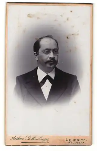 Fotografie Arthur Rothenberger, Leubnitz, Portrait Herr mit Brille im Anzug