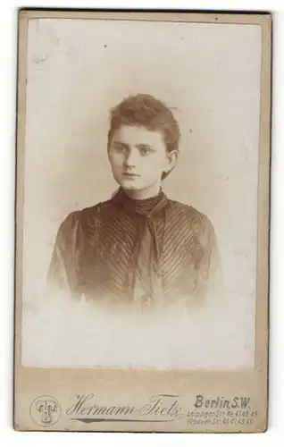 Fotografie Hermann Tietz, Berlin, Portrait Mädchen in gestreifter Bluse mit Halstuch