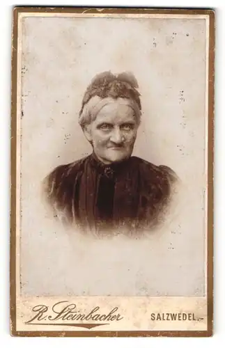 Fotografie R. Steinbacher, Salzwedel, Portrait betagte Dame mit Kopfputz