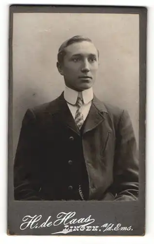 Fotografie H. de Haas, Lingen a. Ems, Portrait vornehmer junger Herr im eleganten Anzug