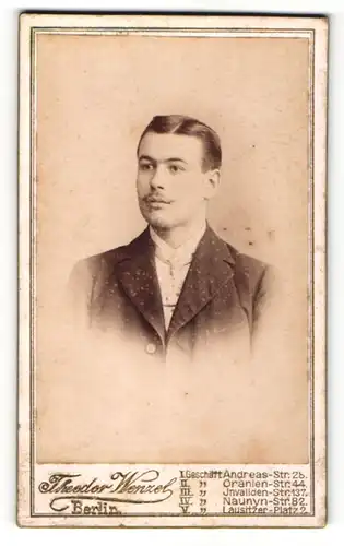 Fotografie Theodor Wenzel, Berlin, Portrait junger Herr im Anzug