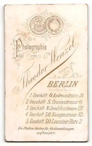 Fotografie Theodor Wenzel, Berlin, Portrait junger Herr im Anzug